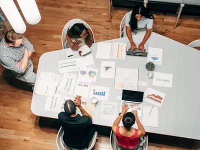 Modernes Büro Arbeitsplatz - Steuerberatung für kleine und mittelständische Unternehmen KMU München